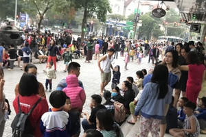 Nhìn lại hình ảnh cư dân Linh Đàm chạy bộ tầng cao xuống dưới vì cháy lớn