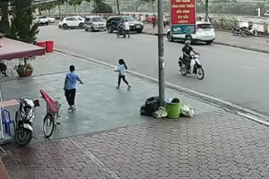 [Clip]: Tiếp tục ngỡ ngàng trước tình huống lùi xe "thần thánh" của nữ tài xế Mazda CX5