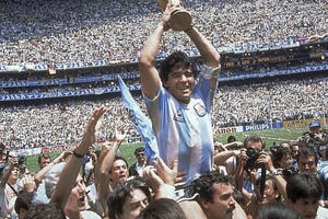 [Clip]: Xem lại pha đi bóng khiến thế giới sửng sốt của Diego Maradona tại World Cup Mexico 1986