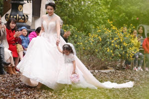 Hà Kiều Anh diện đầm lộng lẫy, cùng 3 con tỏa sáng trên sàn diễn Tuần lễ thời trang trẻ em Việt Nam Thu – Đông 2018