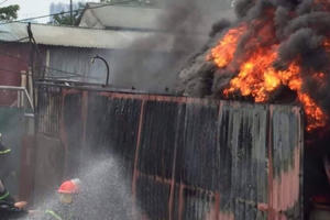 Hà Nội: Cháy lớn tại khu vực để đồ nhựa tái chế, nhiều hàng hóa bị thiêu rụi Hà Nội: Cháy lớn tại khu vực để đồ nhựa tái chế, nhiều hàng hóa bị thiêu rụi