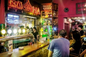 Hết hạn cách ly, quán Buddha Bar phải gỡ bỏ bảng hiệu