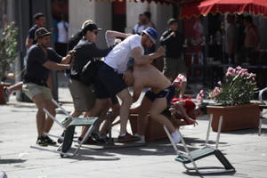 Hình ảnh kinh hoàng hooligan Anh, Nga đánh nhau thừa sống thiếu chết