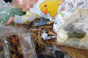 Hà Nội: Phát hiện bé trai khoảng 4 tháng tuổi bị bỏ rơi ở thùng rác