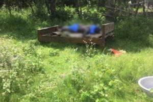 Truy theo mùi hôi, tá hỏa phát hiện một thi thể đang phân hủy