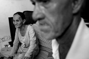 Vợ Việt chồng "Tây" 20 năm lang thang bán vé số ở Sài Gòn