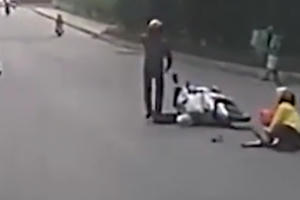 [Clip]: Bị cướp, người mẹ ôm chặt con trước khi ngã văng ra đường
