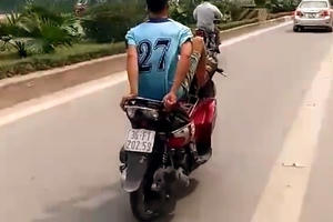 Công an vào cuộc truy tìm "thanh niên cứng" lái xe bằng chân trong làn BRT