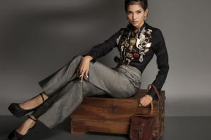 Trương Thị May tự tin khoe dáng với quần ống loe cổ điển