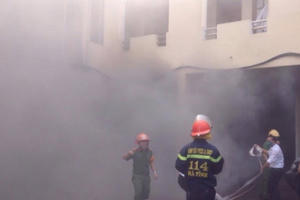 Cháy xe 16 chỗ khiến hàng trăm người trong ngân hàng hoảng loạn