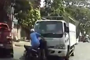 Lấn làn ngược chiều, nam thanh niên bị ô tô đâm trực diện
