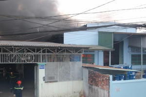 TP HCM: Cảnh sát đeo mặt nạ chống độc, chạy đua với "bà hỏa" cứu công ty sơn