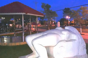 Di dời khẩn cấp tượng phụ nữ nằm lõa thể trong công viên ở Châu Đốc