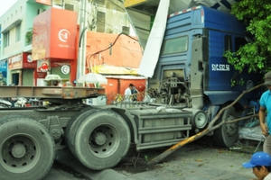 TP HCM: Xe container lao vào nhà dân lúc rạng sáng