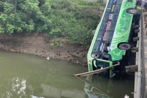 Xe khách rớt xuống sông, 1 người chết, 8 người bị thương