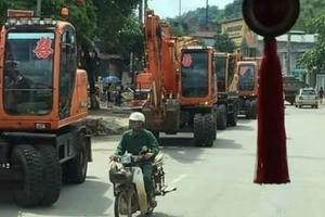 Cô dâu chú rể trong màn rước dâu "khùng" bằng 20 chiếc máy xúc là ai?