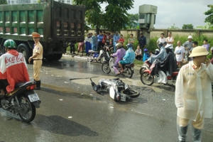 Hà Nội: Tài xế cùng xe bồn tháo chạy sau khi đâm một người tử vong