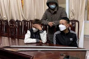 "Cưỡi" xe máy vác dao phóng lợn mài đường thì gặp công an