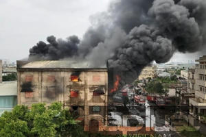 TP HCM: Khói lửa bao trùm cơ sở nệm mút