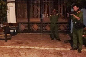 Người đàn ông bị đâm gục tại chỗ và bí ẩn đôi nam nữ vội vã rời khỏi hiện trường