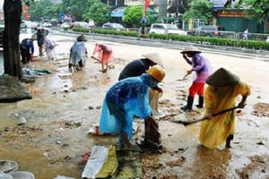 Phòng dịch bệnh sau lũ: Nước rút đến đâu, vệ sinh môi trường đến đó Phòng dịch bệnh sau lũ: Nước rút đến đâu, vệ sinh môi trường đến đó