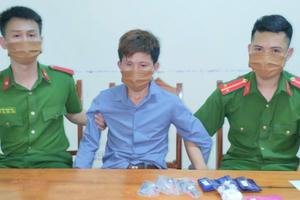 Đang đi “phân phối” ma túy thì bị công an mật phục tóm gọn