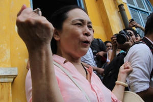 Mẹ hoa hậu Phương Nga: Tôi sẽ làm thật nhiều món ăn ngon cho con