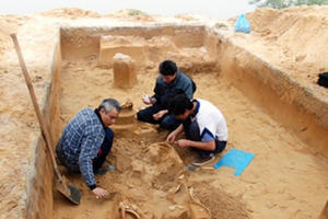 Mộ huyệt đất và mộ chum - bí ẩn của di tích Bãi Cọi Mộ huyệt đất và mộ chum - bí ẩn của di tích Bãi Cọi