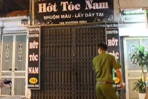 Hà Nội: Truy sát tại quán cắt tóc, 1 người nguy kịch