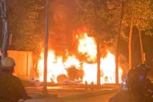 Video ô tô cháy rụi cạnh sân bóng tại TP Vinh