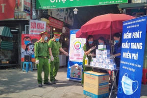 Chiếc khẩu trang nghĩa tình