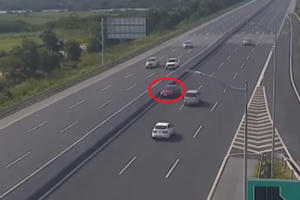 Clip: “xế hộp” chạy ngược chiều trên cao tốc Hà Nội - Hải Phòng gây bức xúc Clip: “xế hộp” chạy ngược chiều trên cao tốc Hà Nội - Hải Phòng gây bức xúc