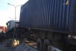 Bình Dương: Xe container mất lái, tông hàng loạt dải phân cách