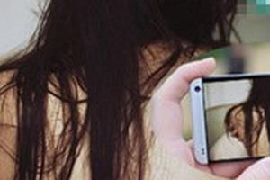 Người phụ nữ bị tống tiền bằng hình ảnh "chát sex" qua mạng xã hội
