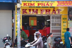 Mang dung dịch lạ vào tiệm vàng xin 200 triệu, dọa không cho sẽ đốt tiệm