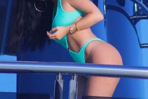 Tỷ phú trẻ nhất thế giới, hot girl Hollywood bị chụp lén bikini vẫn gợi cảm ngạt thở