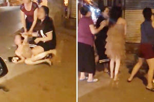 Xôn xao clip cô gái trẻ bị túm tóc đánh ghen ngay trên phố Hà Nội