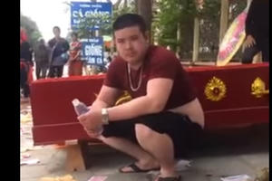 Khởi tố đối tượng mang quan tài, vòng hoa đi đòi nợ ở Hà Giang