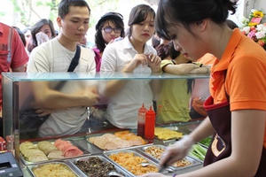 Bị phạt tới 3 triệu đồng nếu bán bánh mì không đeo găng tay Bị phạt tới 3 triệu đồng nếu bán bánh mì không đeo găng tay