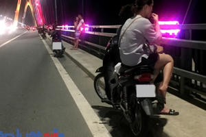 Bất chấp nguy hiểm hàng dài phương tiện vô tư dừng đỗ trên cầu Nhật Tân