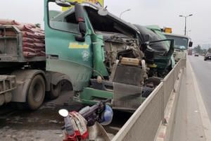 Tài xế nhập viện sau tai nạn liên hoàn giữa xe tải và xe đầu kéo