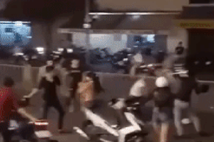 Va chạm giao thông, nhóm thanh niên dùng mũ bảo hiểm lao vào hỗn chiến