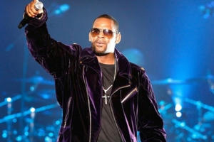 Ám ảnh bị lạm dụng lúc ấu thơ khiến nam danh ca biến thành “yêu râu xanh”