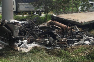 Tin tai nạn giao thông ngày 18/11: Né ô tô, xe đầu kéo tông thẳng cột đèn rồi bốc cháy dữ dội