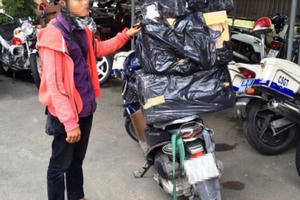 Bắt xe máy chở hàng cồng kềnh, lòi ra xe thuốc lá lậu
