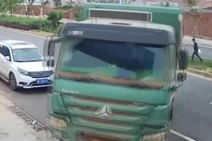 Video: Người đàn ông thoát chết thần kỳ khi bị cuốn vào gầm xe tải