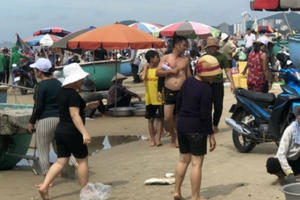 “Chợ nấu ăn” nhếch nhác trên bãi biển Vũng Tàu