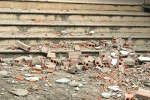 Bức tường lớn bất ngờ rơi từ tầng 7 xuống đất, nhiều người phát hoảng