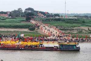 Bảo đảm an toàn cho hơn 1500 người tham gia lễ hội rước Thánh qua sông Hồng