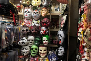 Đồ hóa trang ma quái giá bạc triệu vẫn đắt khách